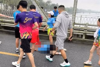 Một người phụ nữ bị ngất xỉu khi tham gia giải chạy tại Huế. (Ảnh CTV)