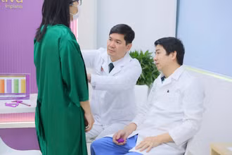Tiến sĩ, bác sĩ Hoàng Thanh Tuấn, Phó Giám đốc Trung tâm Thẩm mỹ, Bệnh viện Trung ương Quân đội 108 Khám sàng lọc cho bệnh nhân sáng 28/2.