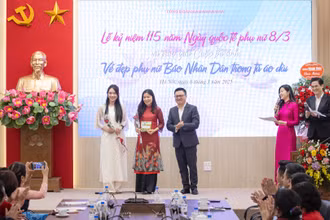Vinh danh những bức ảnh xuất sắc nhất của Cuộc thi “Vẻ đẹp phụ nữ Báo Nhân Dân trong tà áo dài”. Tại sự kiện, Công đoàn Báo Nhân Dân đã trao giải Đặc biệt cho tác phẩm “Cười lên nào” do nhiếp ảnh gia Thế Đại (Phòng Ảnh) thực hiện. 