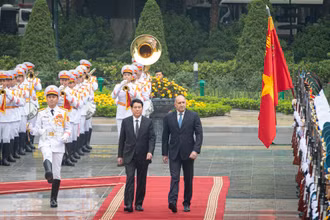 Chủ tịch nước Lương Cường và Tổng thống Bulgaria Rumen Radev duyệt đội danh dự Quân đội nhân dân Việt Nam.