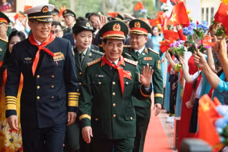 Trong niềm vinh dự và tự hào, các giáo viên và học sinh Trường tiểu học Đồng Đăng vui mừng vẫy cờ, hoa, hô to khẩu hiệu “Việt-Trung hữu nghị, Việt-Trung đoàn kết” chào mừng hai Bộ trưởng cùng đoàn đại biểu cấp cao Bộ Quốc phòng hai nước đến thăm. 