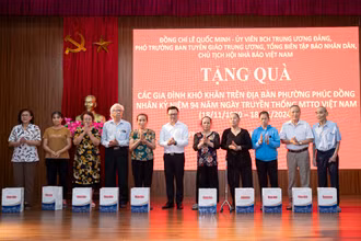 Đồng chí Lê Quốc Minh, Ủy viên Trung ương Đảng, Tổng Biên tập Báo Nhân Dân, Phó Trưởng Ban Tuyên giáo Trung ương, Chủ tịch Hội Nhà báo Việt Nam tặng quà cho các gia đình có hoàn cảnh khó khăn. 