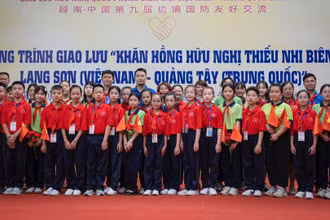 Học sinh hai nước chụp ảnh lưu niệm tại chương trình. (Ảnh SƠN TÙNG)