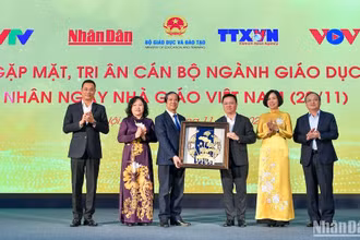 Các đồng chí lãnh đạo cơ quan báo chí chúc mừng cán bộ ngành giáo dục. (Ảnh: THÀNH ĐẠT)