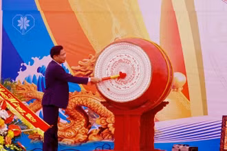 Đánh trống khai mạc Lễ hội Bút Nghiên.