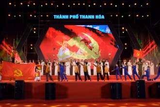 Tiết mục mở màn chương trình nghệ thuật “60 năm-Bản hùng ca Hàm Rồng”.