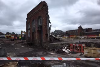 Hiện trường vụ cháy nhà máy trên phố Bower, thị trấn Oldham, Anh. (Nguồn: Oldham Times)