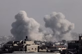 Quân đội Israel đẩy mạnh hoạt động không kích Dải Gaza nhằm tiêu diệt lực lượng Hamas ngày 17/12/2023. (Ảnh: AFP/TTXVN)