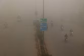 Giới chức tại tỉnh Punjab của Pakistan đã cấm hầu hết các hoạt động ngoài trời; đồng thời yêu cầu các cửa hàng, chợ, trung tâm thương mại ở một số khu vực đóng cửa sớm. (Ảnh: Reuters)