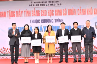 Giám đốc Sở Giáo dục và Đào tạo tỉnh Đắk Lắk Phạm Đăng Khoa trao tặng máy tính bảng cho đại diện các trường học.