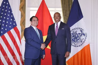 Thủ tướng Phạm Minh Chính và Thị trưởng New York Eric Adams. (Ảnh: TTXVN) 