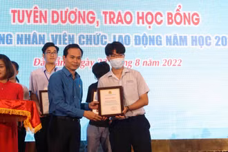 Tuyên dương và trao học bổng cho các em học sinh.