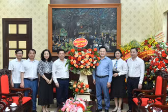 Đồng chí Nguyễn Văn Thể, Ủy viên Trung ương Đảng, Bí thư Đảng ủy Khối các cơ quan Trung ương tặng hoa chúc mừng Báo Nhân Dân nhân dịp kỷ niệm 98 năm Ngày Báo chí cách mạng Việt Nam. (Ảnh: ĐĂNG KHOA) 
