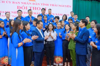 Chủ tịch Ủy ban nhân dân tỉnh Thái Nguyên đối thoại với thanh niên.