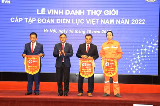 Tổng giám đốc EVNCPC Ngô Tấn Cư (ngoài cùng bên trái) nhận Cờ các đơn vị đạt giải Nhất Hội thi thợ giỏi năm 2022