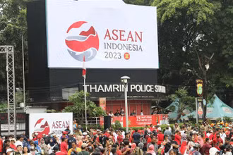 Áp phích cổ động Năm Chủ tịch ASEAN Indonesia 2023. (Ảnh: Hữu Chiến/TTXVN)