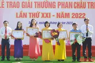 Lãnh đạo thành phố tuyên dương các cá nhân đạt học vị tiến sĩ, thạc sĩ.