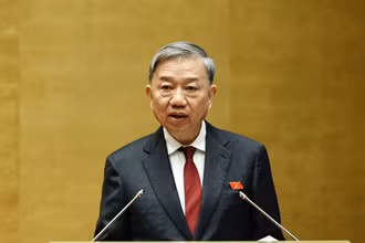 Đại tướng Tô Lâm, Ủy viên Bộ Chính trị, Bộ trưởng Công an trình bày Tờ trình về dự án Luật sửa đổi, bổ sung một số điều của Luật Cảnh vệ. (ẢNH: LINH KHOA)