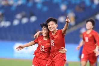 Bích Thùy (15) cùng đồng đội mừng bàn thắng thứ hai cho Đội tuyển nữ Việt Nam vào lưới Nepal. (Ảnh: Hoàng Linh/TTXVN)