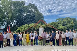 Đại sứ Việt Nam tại Cuba Lê Thanh Tùng cùng các cán bộ và người dân địa phương yêu mến Việt Nam và ngưỡng mộ Hồ Chủ tịch đã dâng hoa và kính cẩn nghiêng mình tưởng nhớ Bác. (Ảnh: Mai Phương/TTXVN)