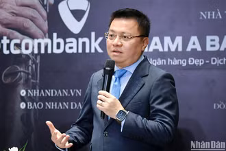 Đồng chí Lê Quốc Minh, Tổng Biên tập Báo Nhân Dân, Phó Trưởng Ban Tuyên giáo Trung ương, Chủ tịch Hội Nhà báo Việt Nam cùng Kenny G tại buổi họp báo 