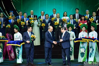 Thủ tướng Phạm Minh Chính và Bộ trưởng Nguyễn Hồng Diên trao biểu trưng vinh danh các doanh nghiệp có sản phẩm đạt Thương hiệu quốc gia Việt Nam năm 2024. (Ảnh THÀNH ĐẠT)