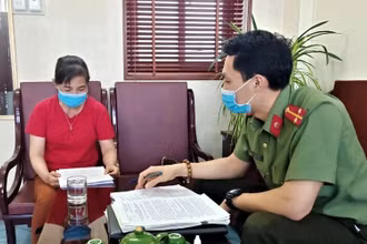 Công an tỉnh Quảng Ninh làm việc với đối tượng có hành vi quảng cáo thực phẩm chức năng, phụ gia thực phẩm không phù hợp quy định. (Ảnh: HOÀNG QUỲNH).