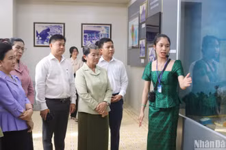 Bà Men Sam An, Phó Thủ tướng, Bộ trưởng Quan hệ Quốc hội, Thượng viện và Thanh tra Vương quốc Campuchia, Chủ tịch Hội Hữu nghị Campuchia-Việt Nam (giữa) tham quan Bảo tàng Văn hóa dân tộc Khmer tỉnh Trà Vinh.