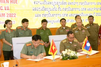 Giám đốc Công an tỉnh Thừa Thiên Huế ký kết biên bản ghi nhớ hợp tác bảo đảm an ninh trật tự với Công an 2 tỉnh bạn Lào.