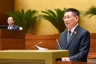 Phó Thủ tướng Chính phủ Hồ Đức Phớc trình bày tờ trình về dự thảo Nghị quyết của Quốc hội về giảm thuế giá trị gia tăng (VAT).