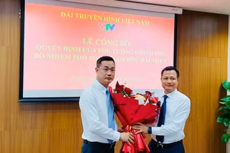 Tổng Giám đốc VTV Lê Ngọc Quang tặng hoa chúc mừng nhà báo Đỗ Đức Hoàng tại Lễ công bố Quyết định của Thủ tướng Chính phủ bổ nhiệm Phó Tổng Giám đốc Đài Truyền hình Việt Nam.