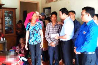 Lãnh đạo Huyện ủy Cư M’gar đến thăm hỏi, động viên và hỗ trợ gia đình lo hậu sự cho 2 cháu.