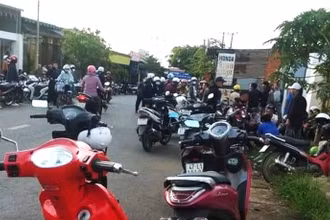 Người dân địa phương đến hỗ trợ đưa các nạn nhân đi cấp cứu sau khi xảy ra vụ nổ.