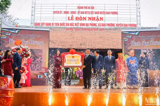 Phó Chủ tịch Ủy ban nhân dân thành phố Hà Nội Vũ Thu Hà trao Bằng xếp hạng di tích quốc gia đặc biệt đình Đại Phùng cho chính quyền và nhân dân địa phương. (Ảnh: THÀNH ĐẠT) 