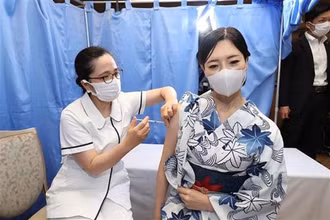 Tiêm vaccine ngừa Covid-19 tại Kobe (Nhật Bản). (Ảnh: AFP/TTXVN) 