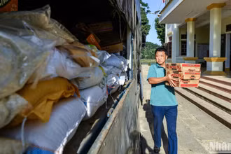 Ông Dương Thanh Hải, Bí thư Chi bộ thôn Ninh Thuận, xã Nga Quán, Yên Bái vận chuyển hàng cứu trợ lên xe. (Ảnh: THÀNH ĐẠT)