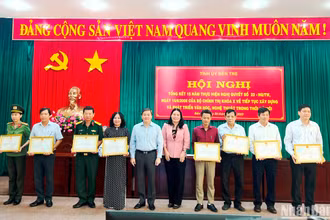 Lãnh đạo tỉnh Bến Tre trao bằng khen cho các tập thể và cá nhân có thành tích xuất sắc trong thực hiện Nghị quyết số 23 của Bộ Chính trị khóa X.