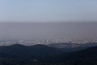 Các tòa nhà ở thành phố Sao Paulo (Brazil) chìm trong sương mù do ô nhiễm. (Ảnh: Reuters)
