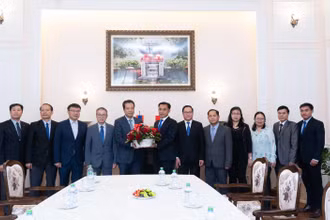 Đại diện Đại sứ quán Lào chúc mừng lãnh đạo và cán bộ Đại sứ quán Việt Nam tại Nga.