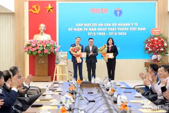 Đồng chí Lê Quốc Minh trao Kỷ niệm chương Vì sự nghiệp Báo Nhân Dân cho các đồng chí Đào Hồng Lan, Bộ trưởng Y tế, Trần Văn Thuấn, Thứ trưởng Y tế. (Ảnh: Thế Đại)