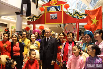 Đại sứ Đinh Toàn Thắng và Phu nhân chụp ảnh lưu niệm với bà con Việt kiều tại Saintes.