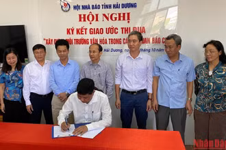 Đại diện các cơ quan báo, tạp chí của tỉnh Hải Dương ký giao ước thi đua.