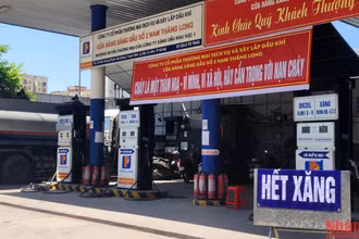 Một cây xăng trên đường Phạm Văn Đồng treo biển hết hàng từ sáng 11/10.