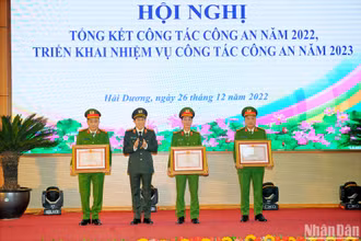 Thứ trưởng Công an Lương Tam Quang trao Bằng khen của Thủ tướng Chính phủ tặng các tập thể, cá nhân có thành tích xuất sắc.