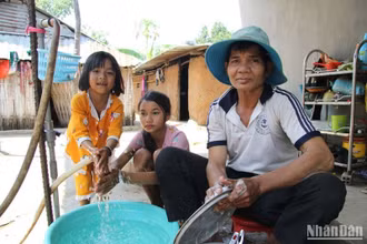 Dự án Phát triển hệ thống cấp nước thích ứng với nguồn nước ô nhiễm được kỳ vọng góp phần giải quyết các thách thức gây ra bởi các chất ô nhiễm từ nguồn nước thải sinh hoạt và công nghiệp, hướng đến cấp nước an toàn và bền vững. (Ảnh: Báo Nhân Dân)
