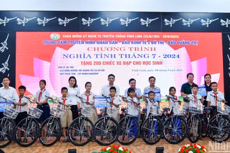 Trao tặng xe đạp cho học sinh nghèo vượt khó trên địa bàn huyện Vĩnh Linh. 
