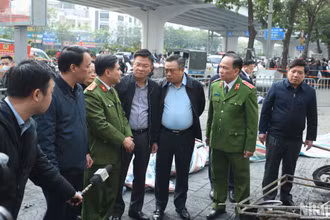 Lãnh đạo thành phố Hà Nội có mặt tại hiện trường vụ cháy nghiêm trọng trên đường Phạm Văn Đồng, sáng 19/12. 