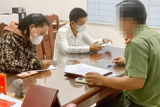 Tại cơ quan công an, ông V. và bà D thừa nhận hành vi sai phạm của mình.