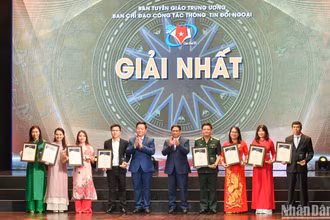 Thủ tướng Phạm Minh Chính và đồng chí Nguyễn Trọng Nghĩa, Bí thư Trung ương Đảng, Trưởng Ban Tuyên giáo Trung ương, Trưởng Ban Chỉ đạo Công tác thông tin đối ngoại trao giải Nhất cho các tác giả, nhóm tác giả. (Ảnh: Thành Đạt)