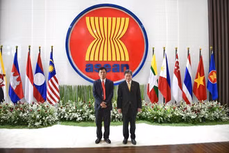 Đại sứ Vũ Hồ, Quyền Trưởng SOM ASEAN và Tổng thư ký ASEAN. (Ảnh: Ban Thư ký ASEAN cung cấp)